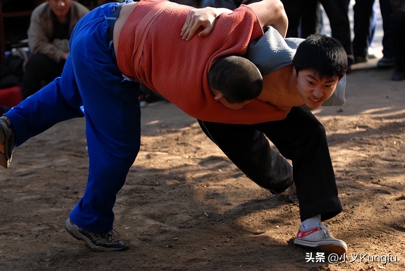 防身最实用的是散打还是摔跤,女生学摔跤防身技巧有哪些