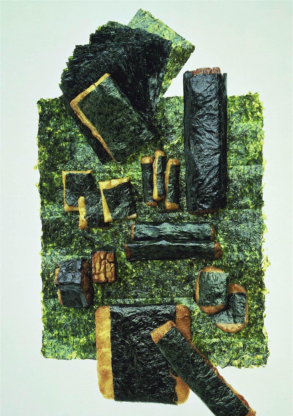 侵华日军老照片：女子自愿脱衣服让日本人拍摄，被拍下大尺度照片