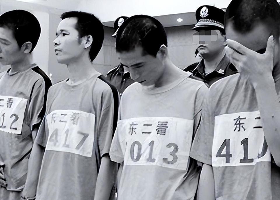 江苏“716”抢劫轮奸案，两名女性惨遭8人性侵，40名乘客无一反抗