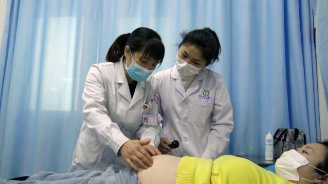 妇幼保健专家现场坐诊服务活动,县中医院专家下乡便民服务