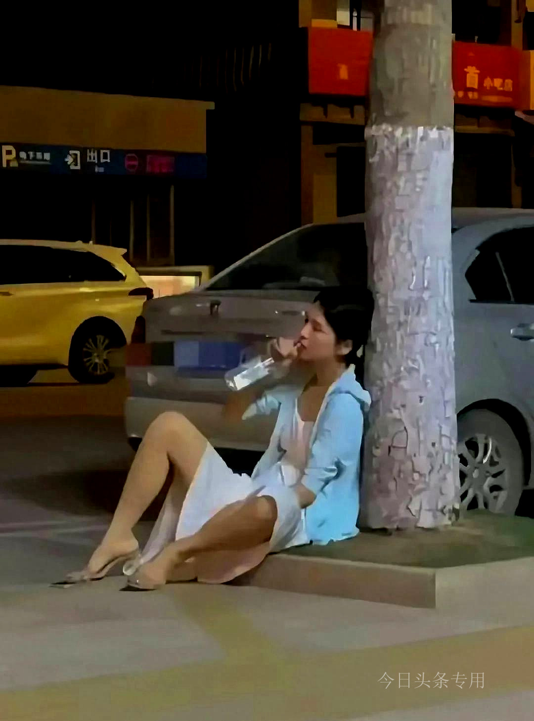 女子独自醉倒路边路人,山东女子喝酒醉倒路边