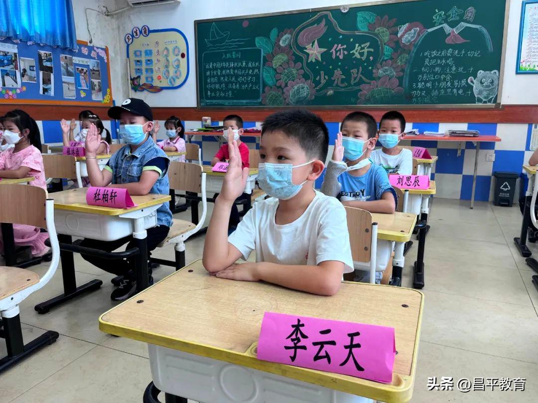 幼儿园入学第一天仪式感文案,新生报到第一天仪式感满格