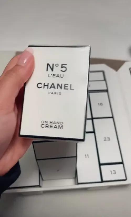 tiktok网友花800多美元买香奈儿圣诞礼盒,打开后差点气吐血