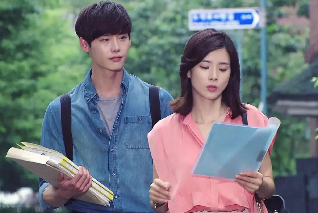 弟弟和大叔谈恋爱的对比,和大叔谈恋爱真的幸福吗