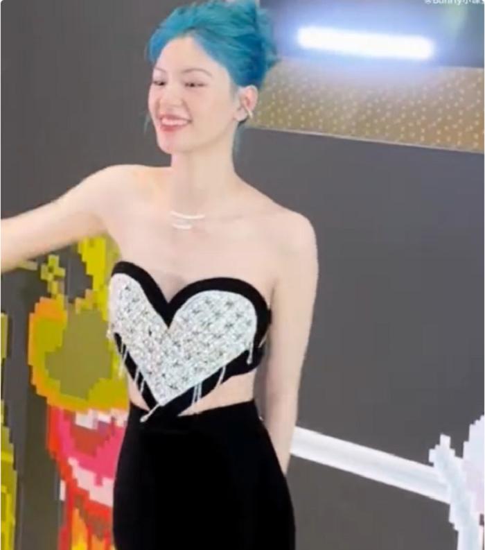 27岁新秀太大胆！穿爱心“肚兜”皮肤白皙，背绑蝴蝶结显好身材