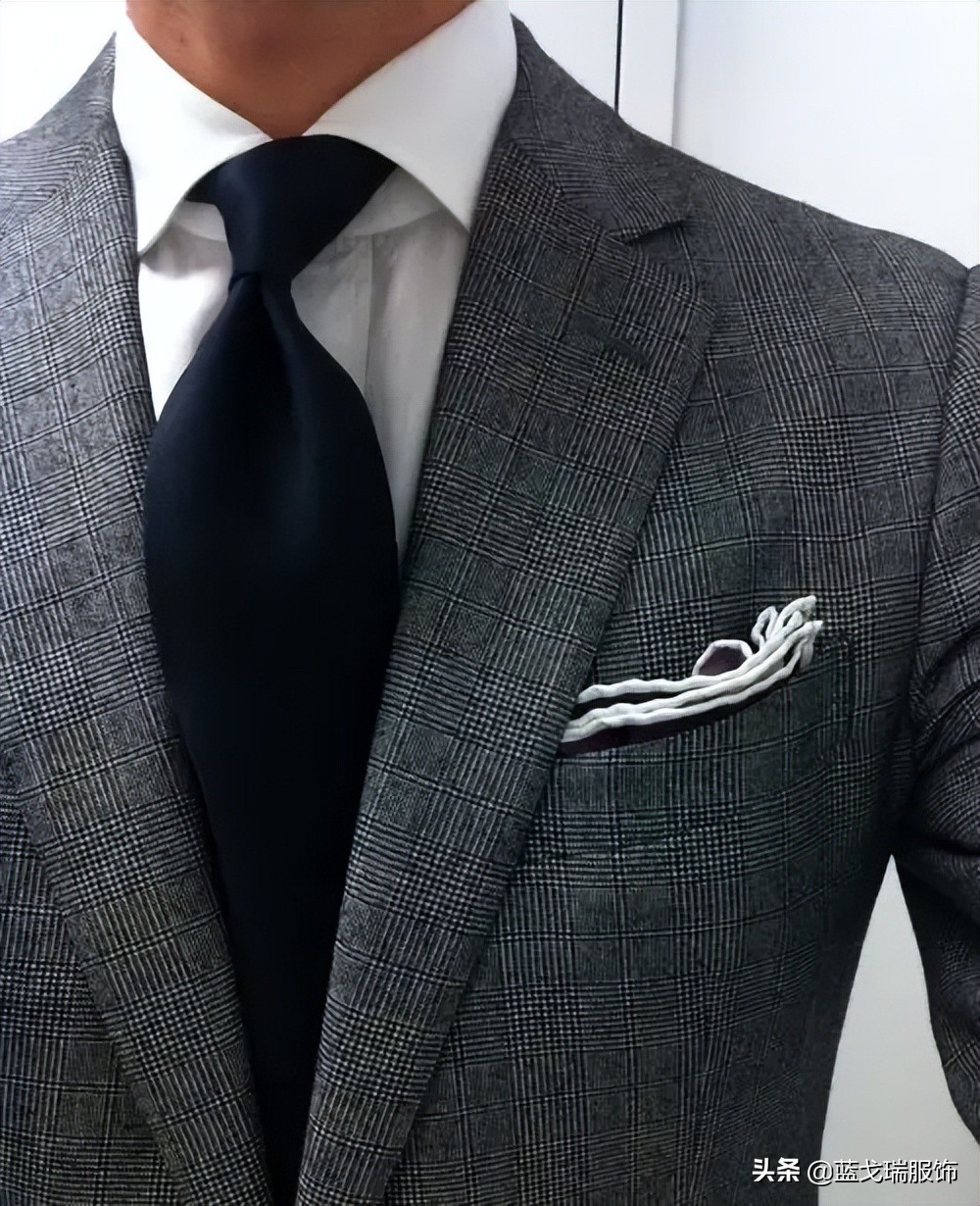 黑色西装定制，西装粘毛怎么办？