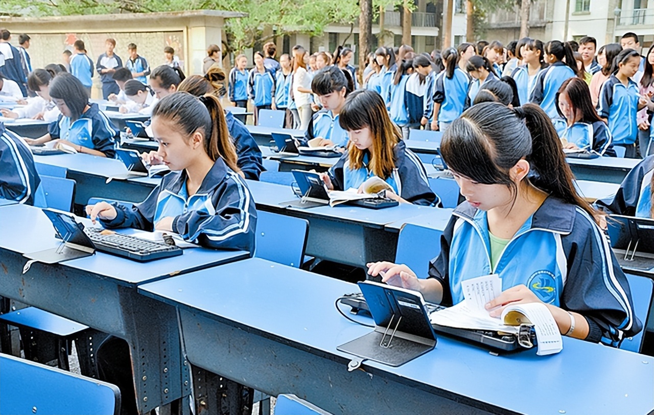 四川一高校送iphone,成都希望职业学校送iphone14吗