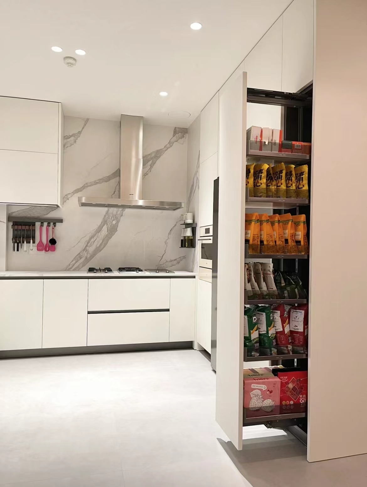 还好当初没放弃，给家里硬挤出15cm窄柜，入住后用处太大了