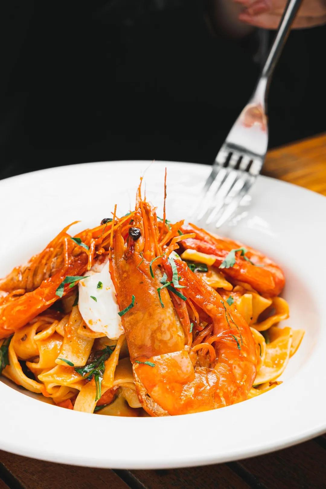 “这家「英伦餐吧」是专属你的快乐密码!”