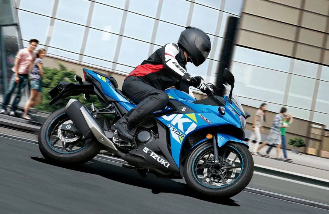 qjmotor仿赛250双缸多少钱,qjmotor赛250单摇臂版怎么样