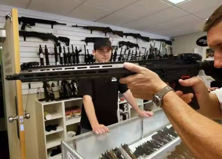 美俄两国都不禁枪,为何美国枪击案居高不下,俄罗斯却很少发生?