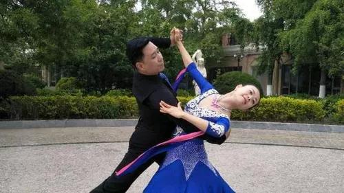 交谊舞入门四步踩点直播,交谊舞入门基础舞步