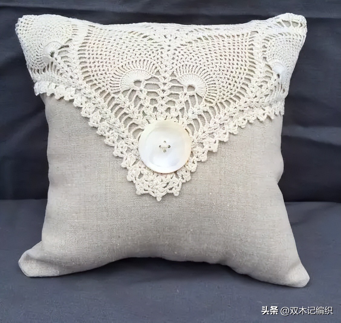 钩好的几片蕾丝缝到布艺抱枕和包包上，身价立马倍升