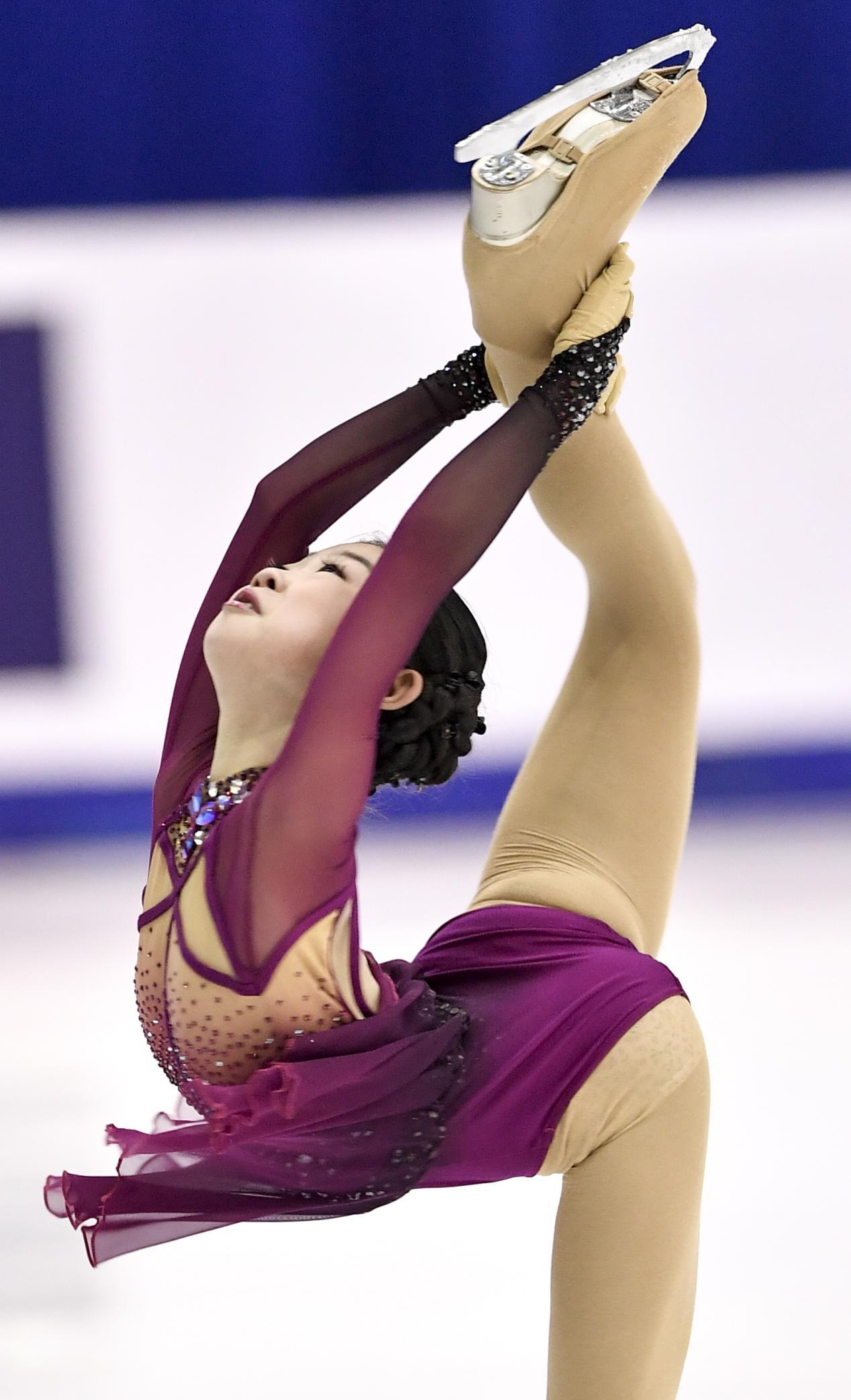 花样滑冰女运动员身材要求,为什么花样滑冰要穿短裙