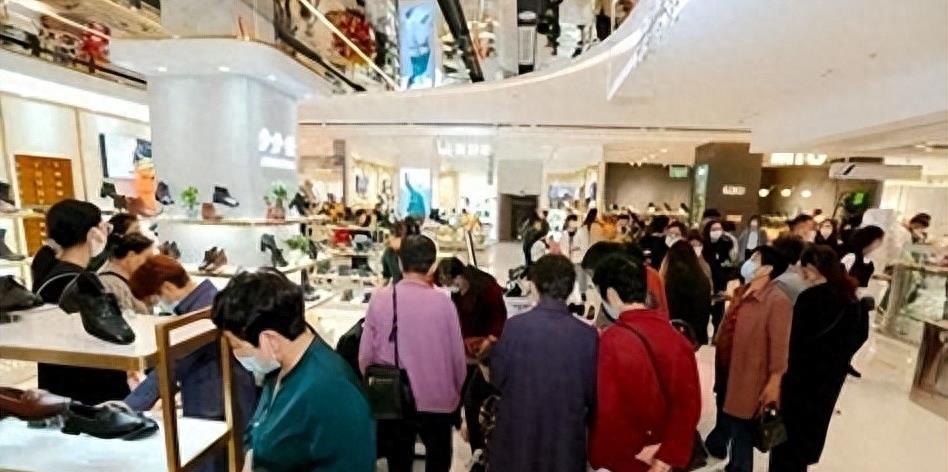 干尽傻事，却年入200亿！河北最“变态”超市，胖东来都服气