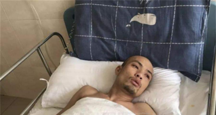 5岁男孩照顾瘫痪爸爸如今怎样了,爸爸3年前成植物人