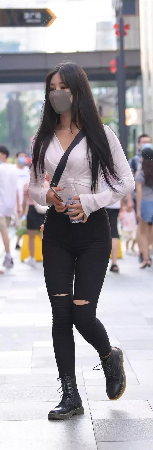 充满活力的打*裤底**穿出最美姿态，勾勒出曼妙身材，气质独特