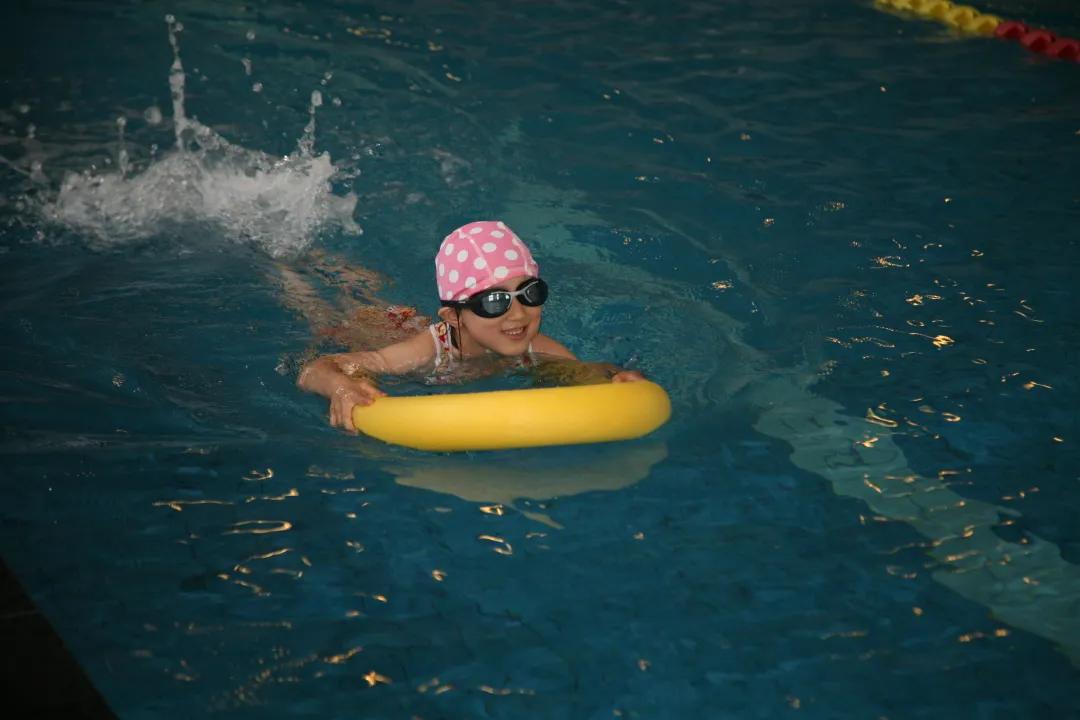 英才小学游泳课,新英才游泳