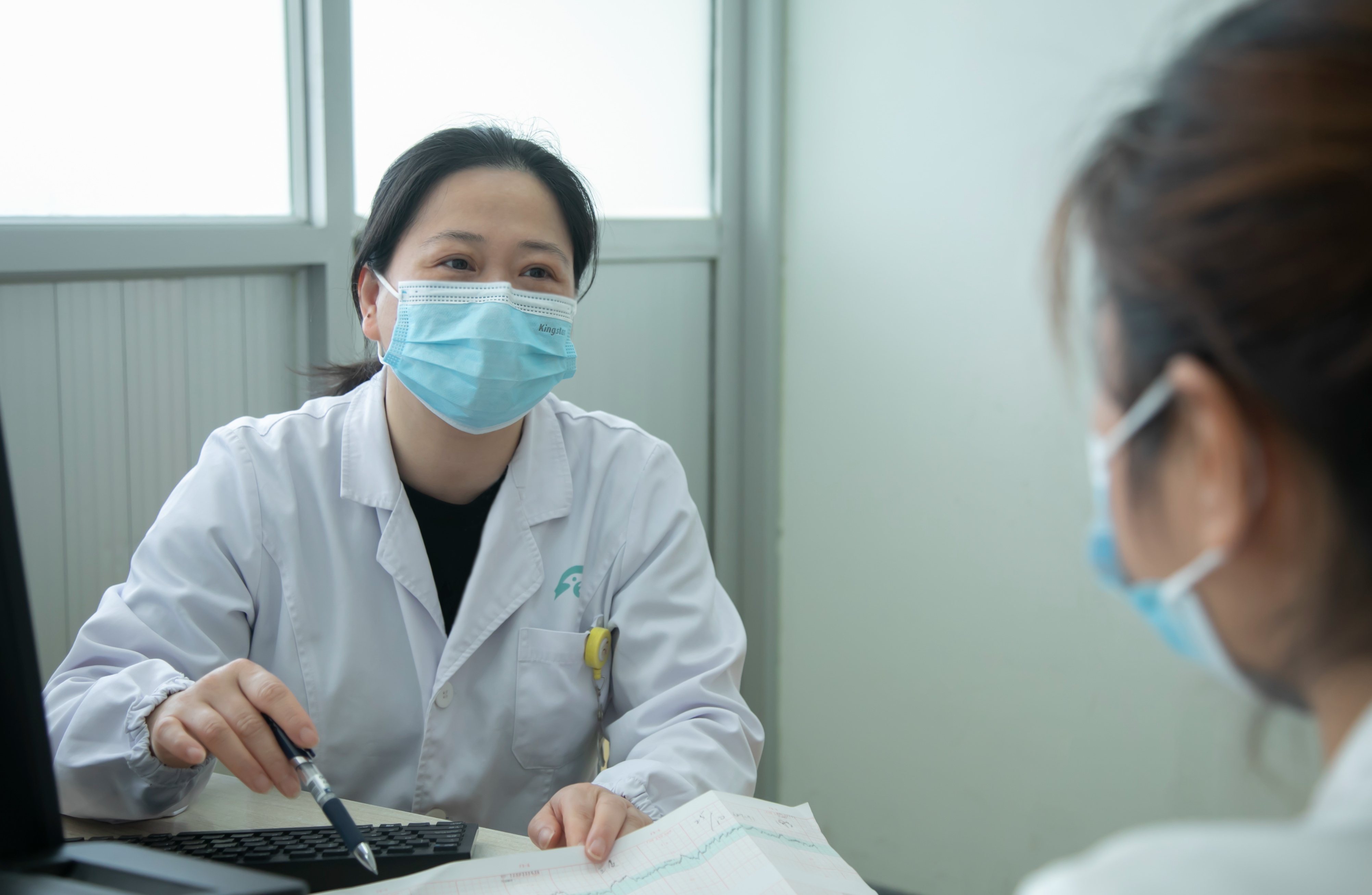 隔着肚皮看见胎儿的手脚,隔着肚皮看到胎儿手