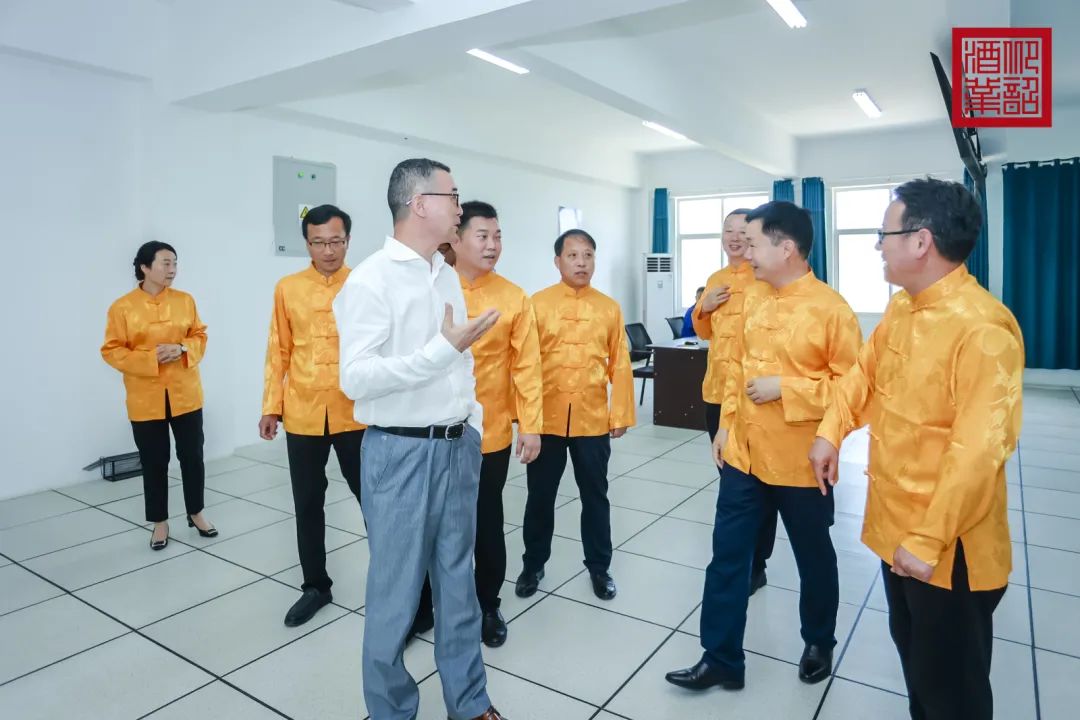 从出圈的仰韶“端午制曲”，看懂一个品牌背后的“匠心”