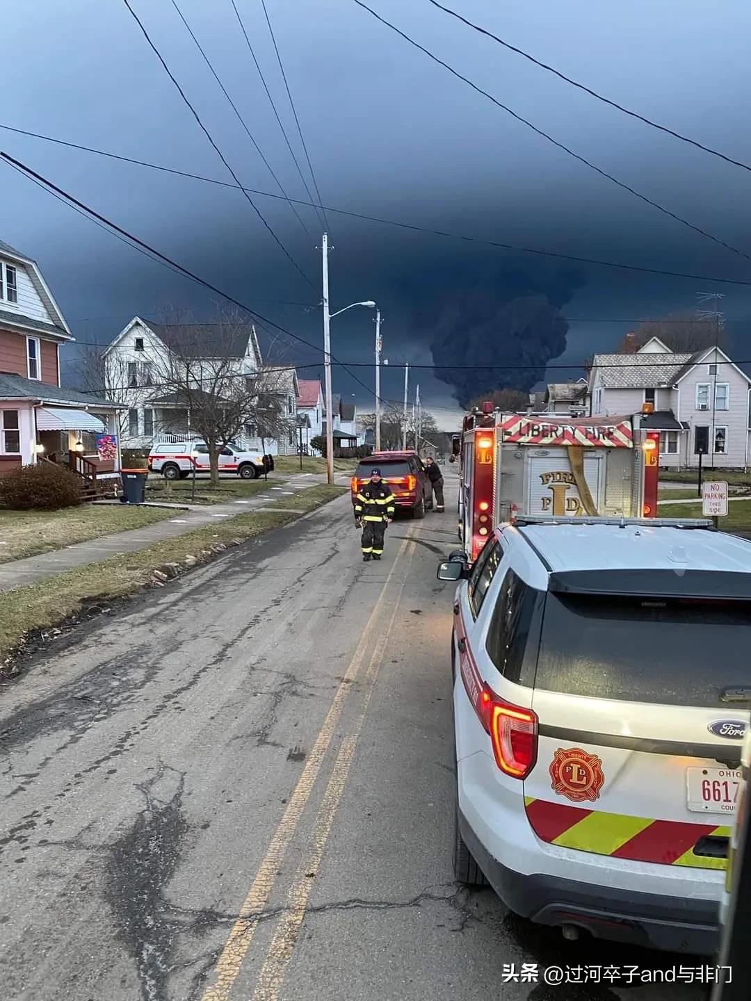 美国四次装危险品火车脱轨汇总,美国一火车脱轨危险化学品泄漏