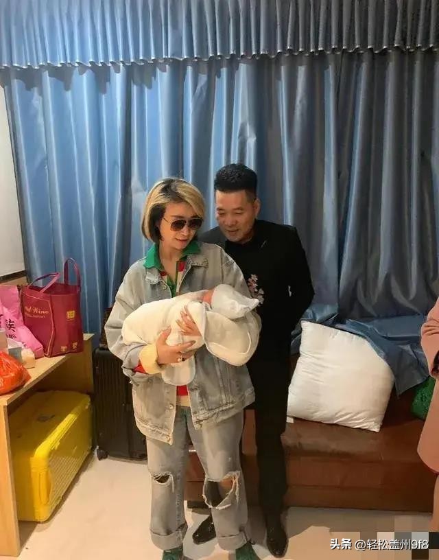 伊尔康二儿子订婚现场：新娘肚子胀得像怀孕了，婆婆盖过新娘