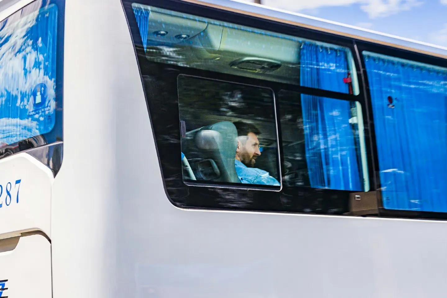 梅西现身球场众球迷欢呼北京小伙,梅西出场时观众的尖叫视频