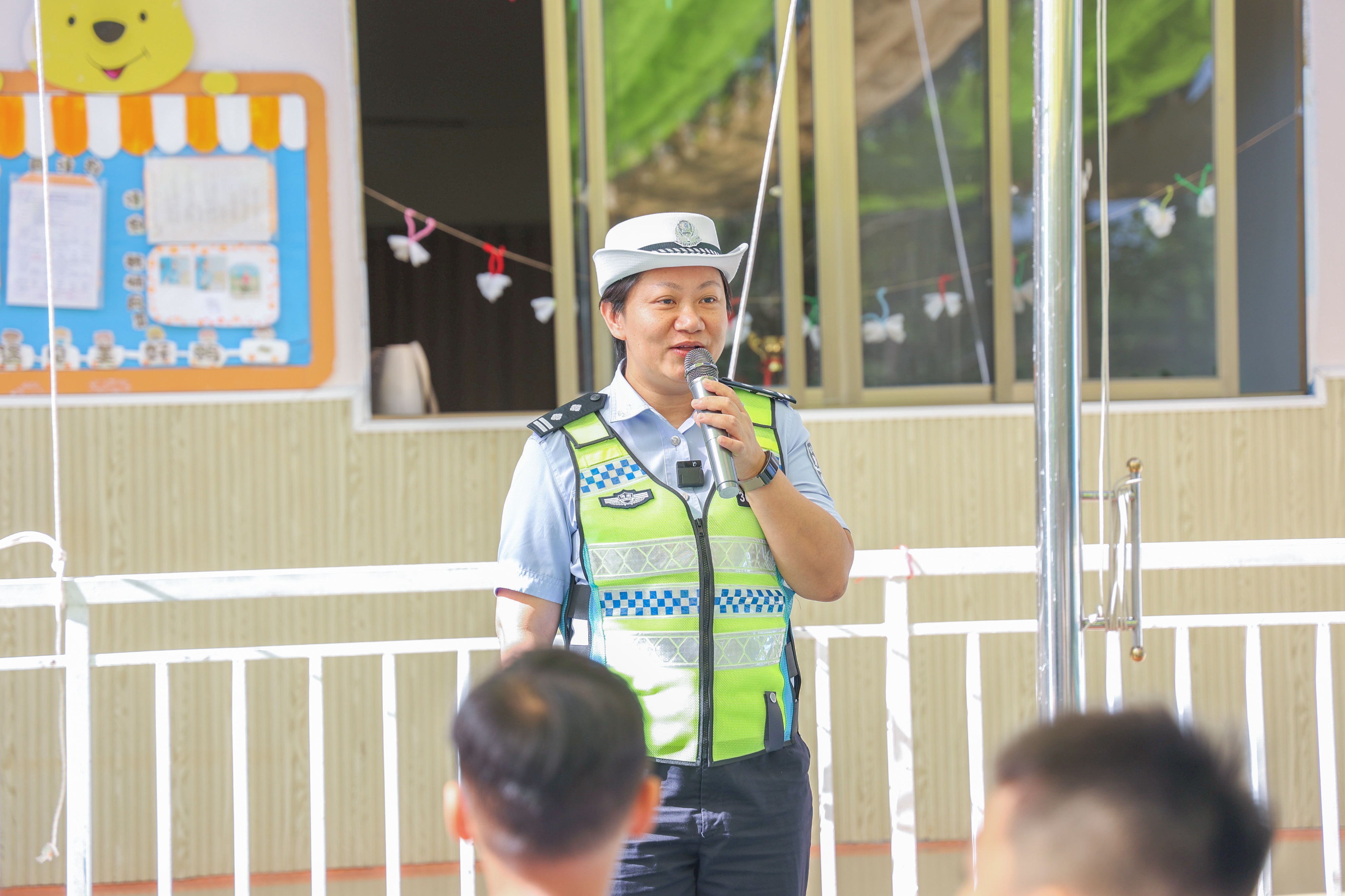 学标识，讲交规，庆“六一”儋州公安交警进幼儿园安全守护伴“童”行