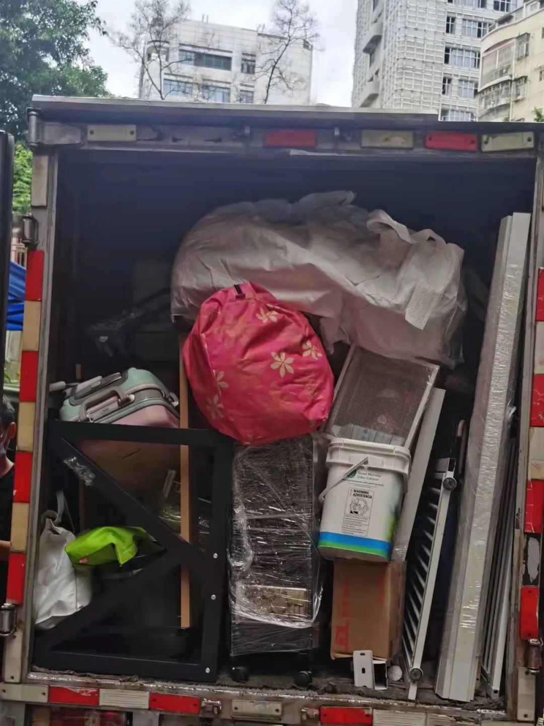 疫情下,深圳人搬家有多难:搬前被封控,两头交房租