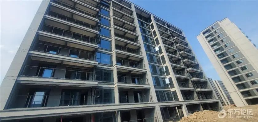 楼下漏水楼顶漏水,顶楼住户漏水该一栋楼业主承担吗