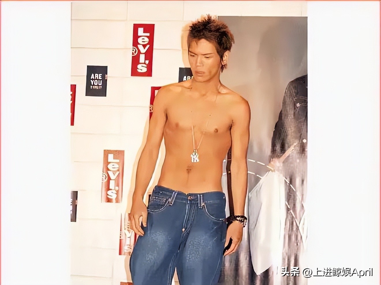 某清纯女星的“哑巴丈夫”，继被*男猛**当众掌掴后，再现剥虾名场面