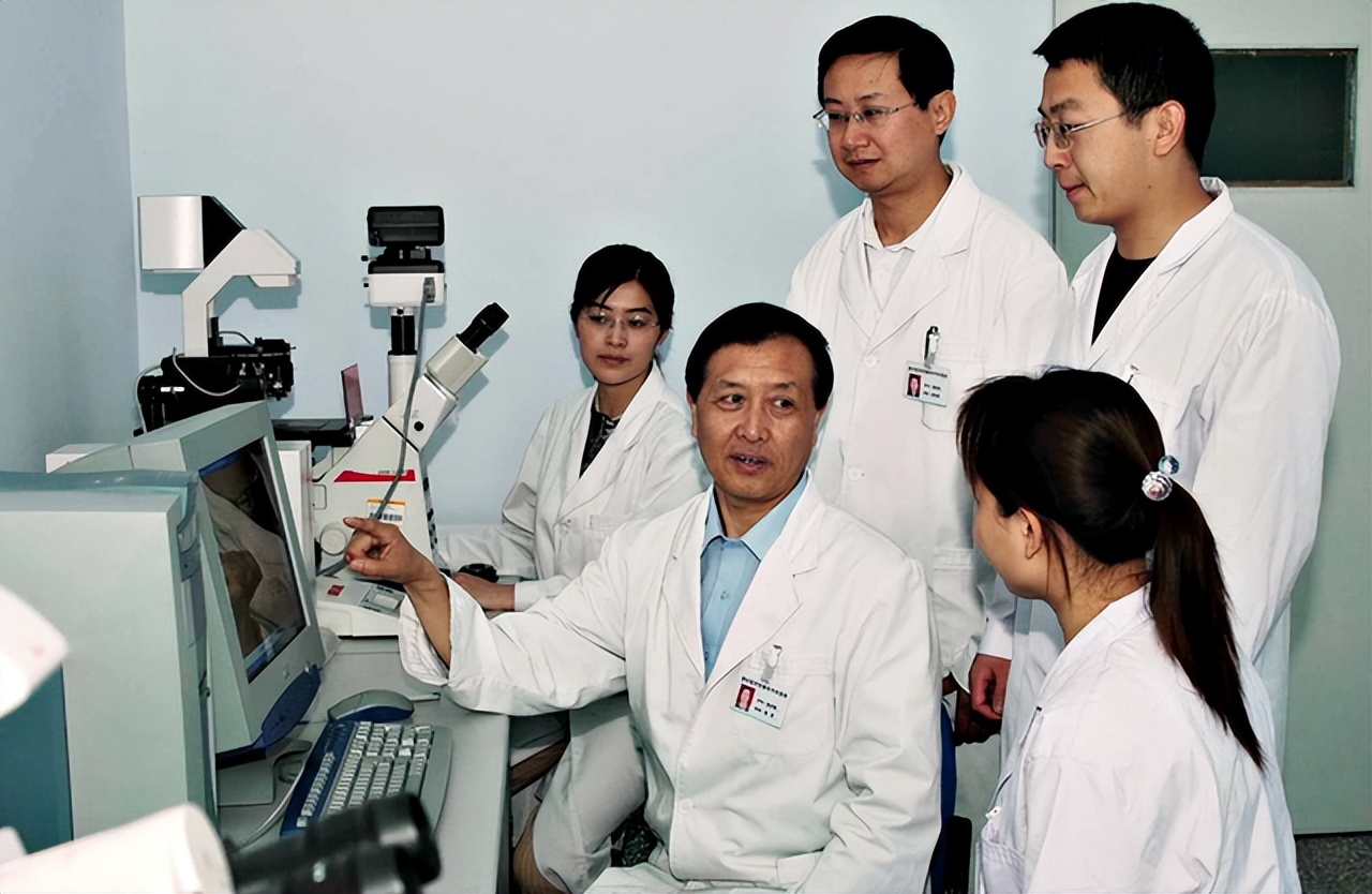 医科和师范,为何不建议三无家庭的学生学医