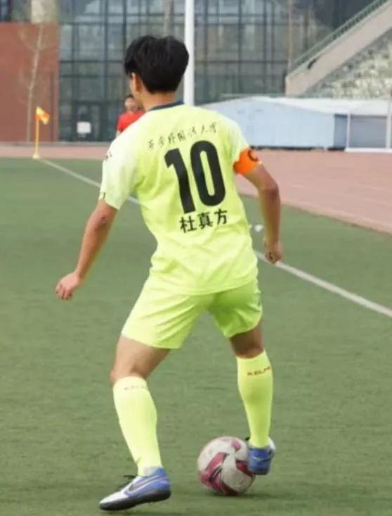 足球少年丨西安外国语大学杜真方：往前走，朝着光