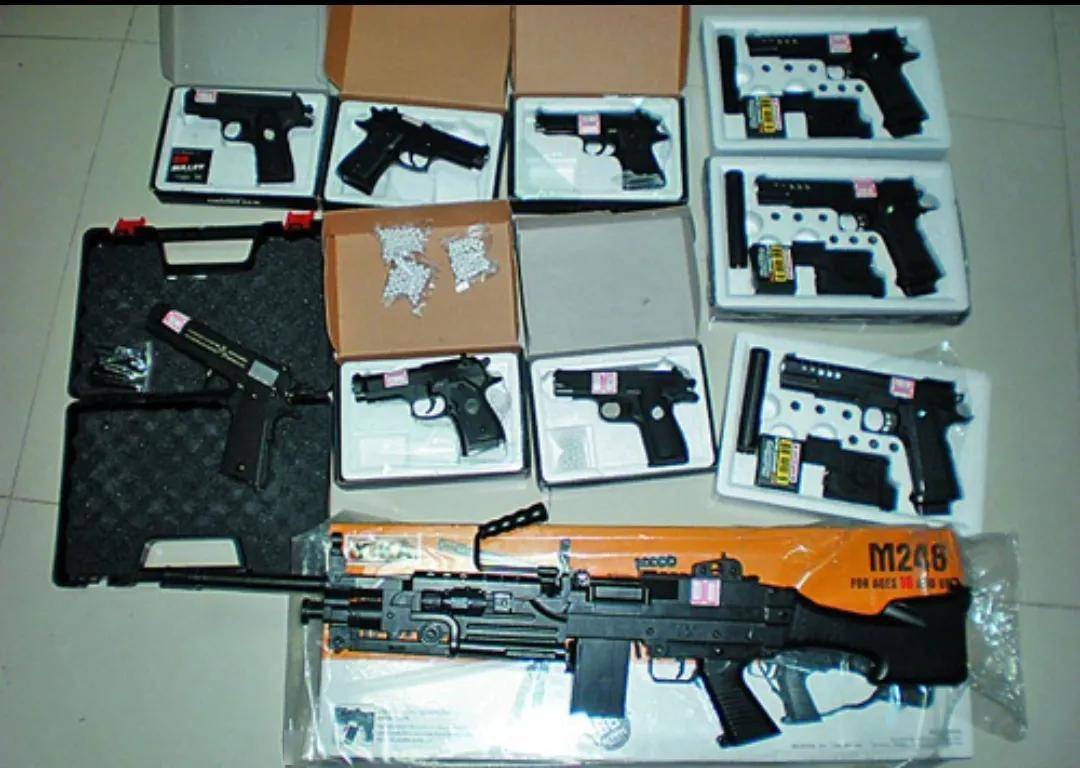 18岁小伙网购24把仿真枪被判无期！哭诉：局长藏20把真枪才判3年