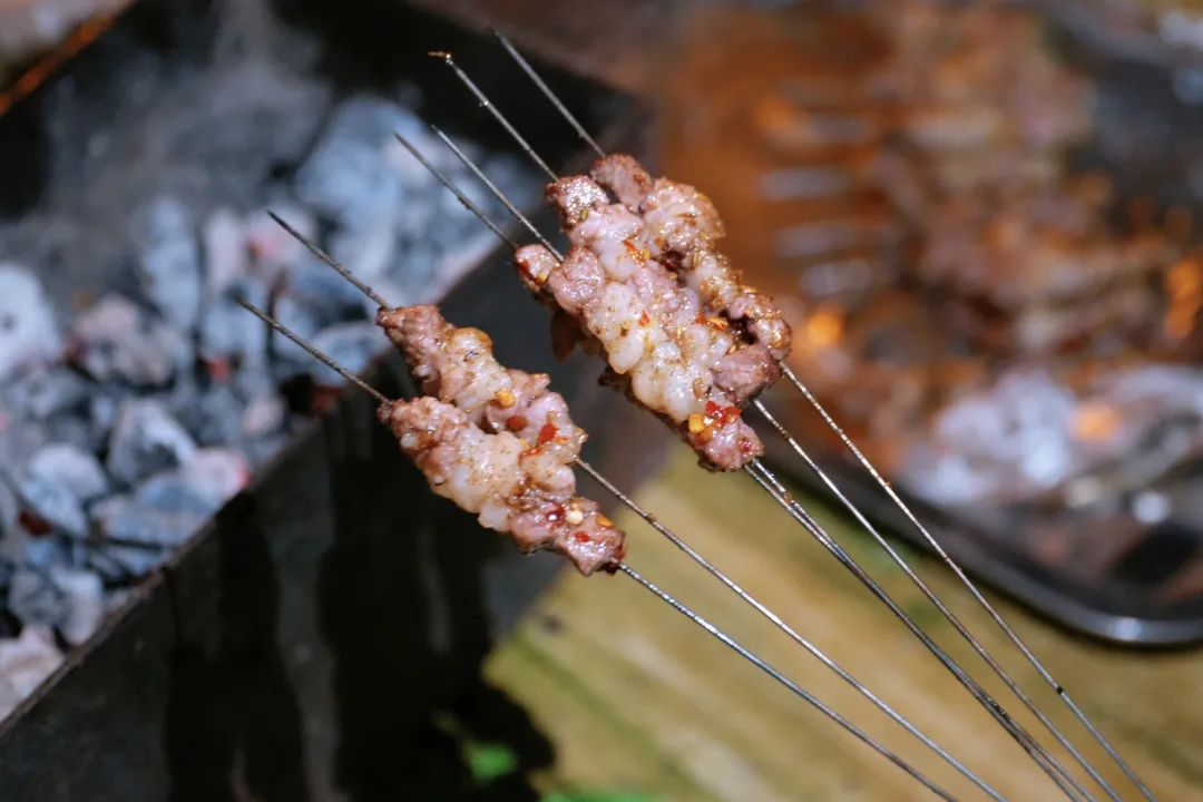 去了这座魔幻的东北烧烤之城，感觉这些年的烧烤都白吃了