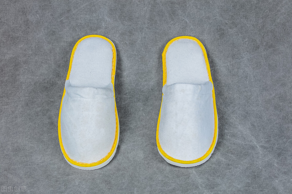 白色鞋子放时间长了发黄处理方法,白色鞋子洗了晒了发黄是什么原因