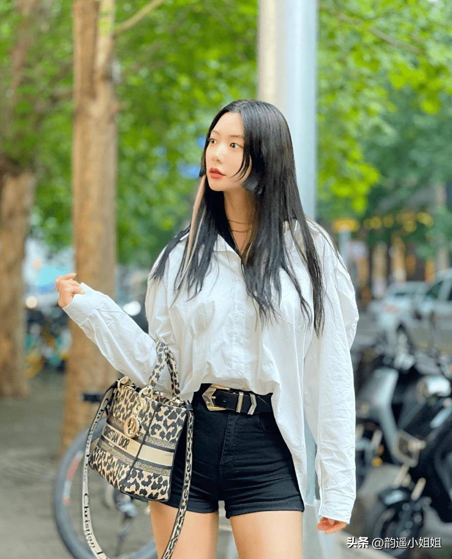 克拉拉穿运动裤 (克拉拉穿着露脐装)