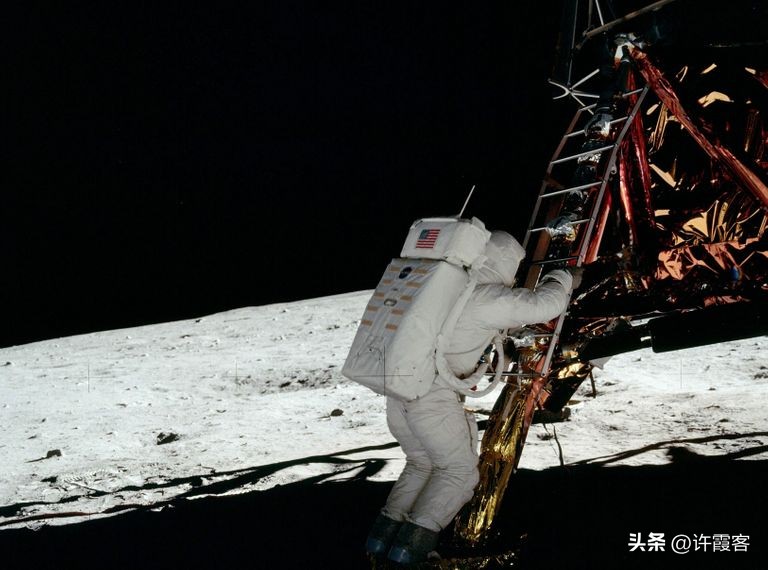 九死一生的阿波罗登月计划，实验中死亡三人，阿姆斯特朗差点牺牲