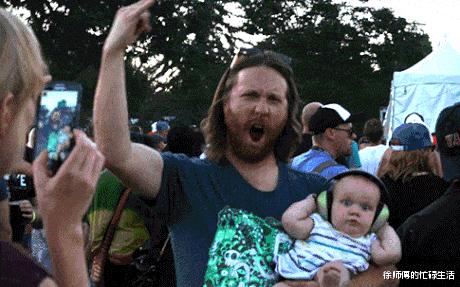 女生夏天穿靴子脚不臭吗,女生的脚和男生的脚哪个臭