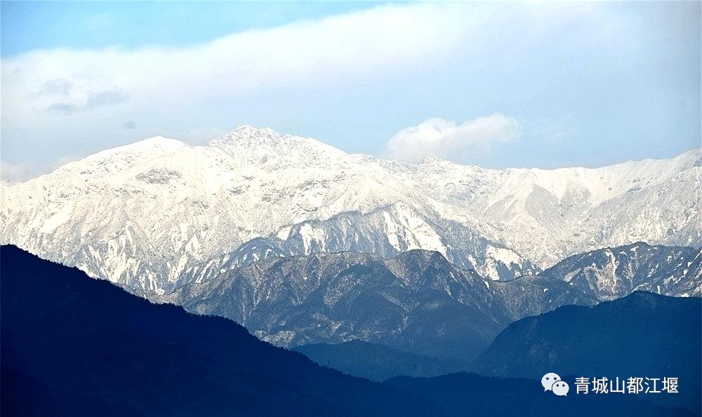 晴空雪山,雨过天晴的都江堰又见雪山