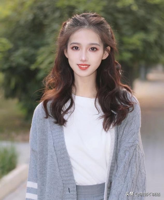 扎丸子头又好看又简单中长发,丸子头扎发简单减龄