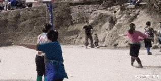 女生夏天穿靴子脚不臭吗,女生的脚和男生的脚哪个臭