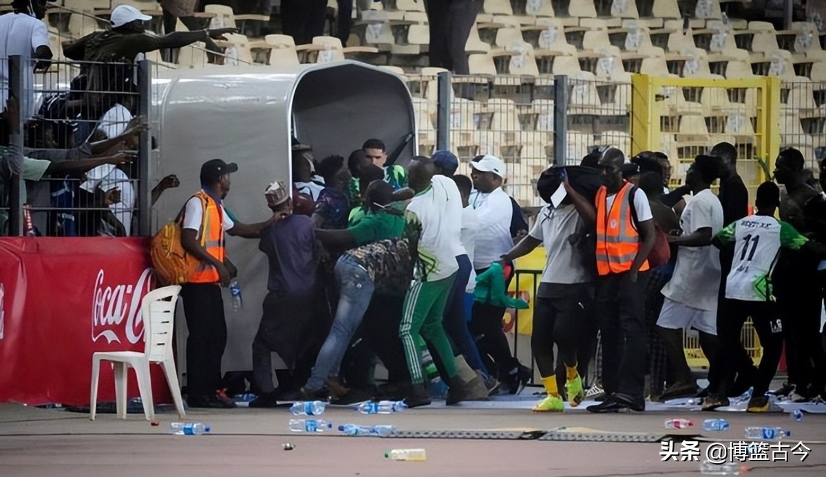 尼日利亚球员被群殴,尼日利亚球迷群殴球员