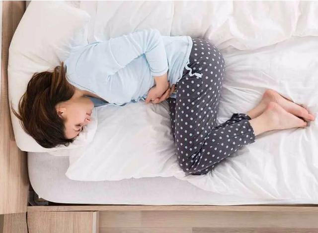 月经太少能排毒素吗,月经量少得可怜只用护垫就行了