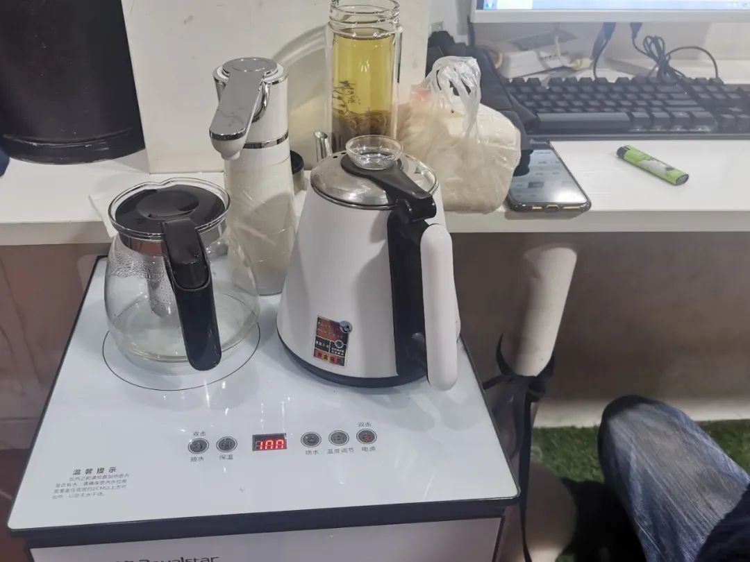 世界杯彩票里，爷叔和小年轻都找到了社交工具