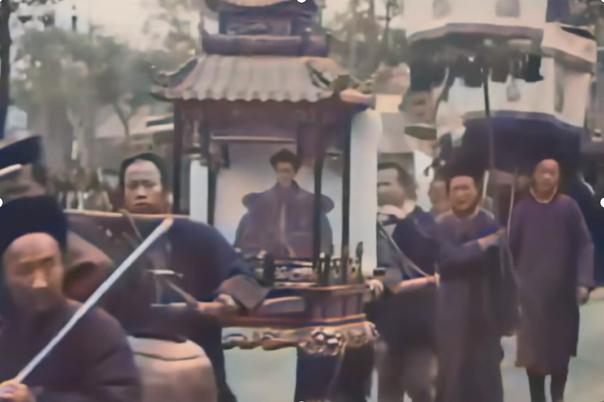 *播禁**百年的真实影像,清朝二品官员上任,随行上千人各个叼着烟