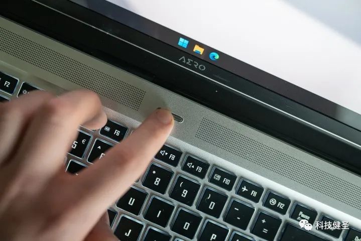 可选RTX3080Ti独显的4KOLED创作本！技嘉AERO16是否值得选？