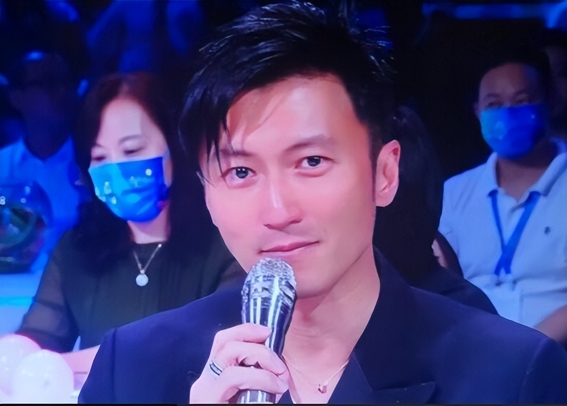 谢霆锋王菲同台大湾区播出时间,谢霆锋王菲露面视频