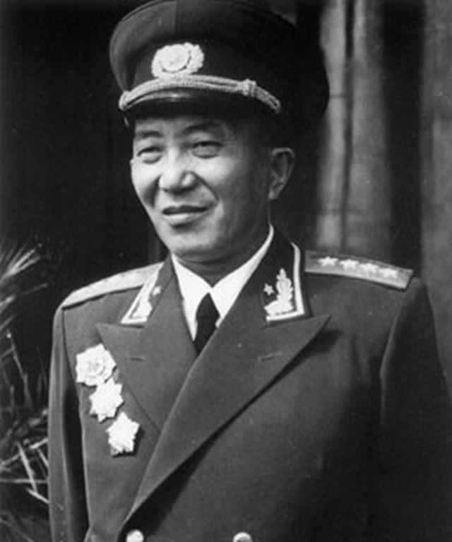 1959年，毛主席站在父母破旧的坟前：别修了，我走了，给我种土