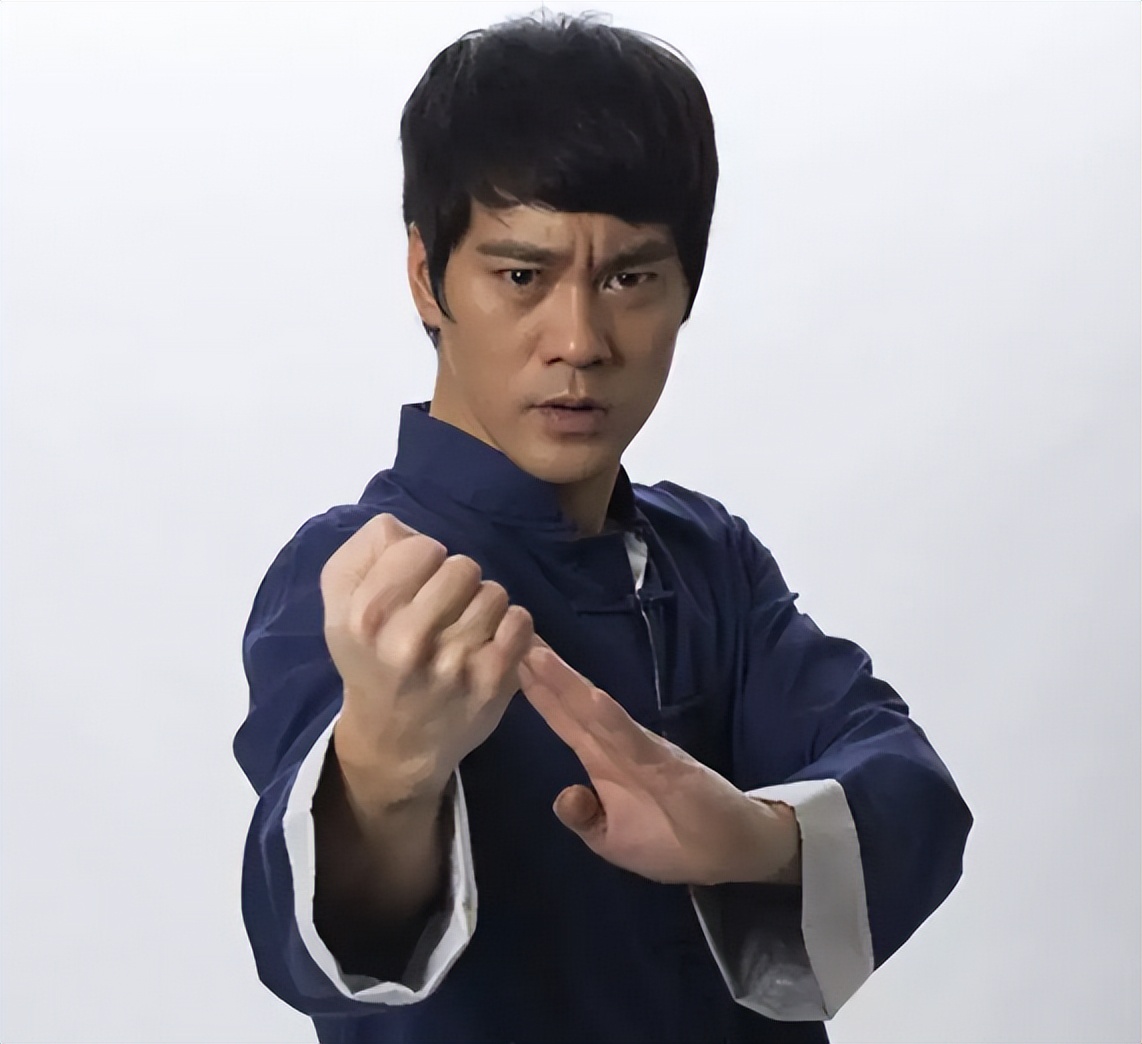 陈国坤：被周星驰雪藏，8年仅拍2部戏，成名后跪在李小龙墓前痛哭